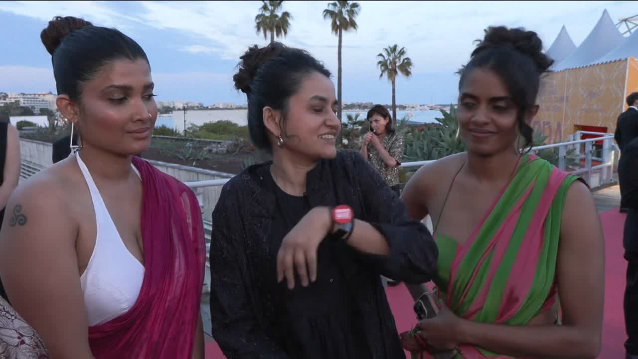 Divya Prabha sexy cleavage in red white saree