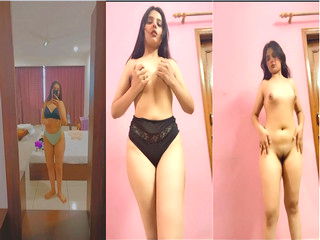 Cute Girl Shows her Nude Body