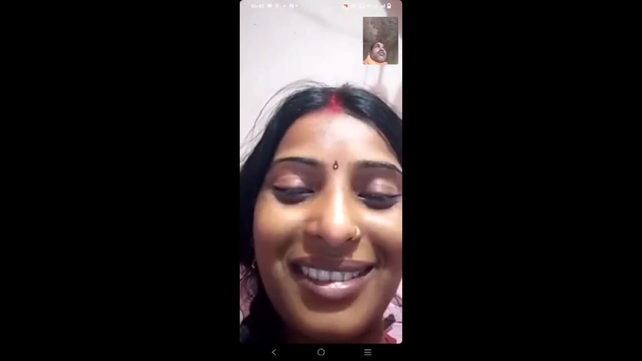 Beautiful bhabhi showing to lover