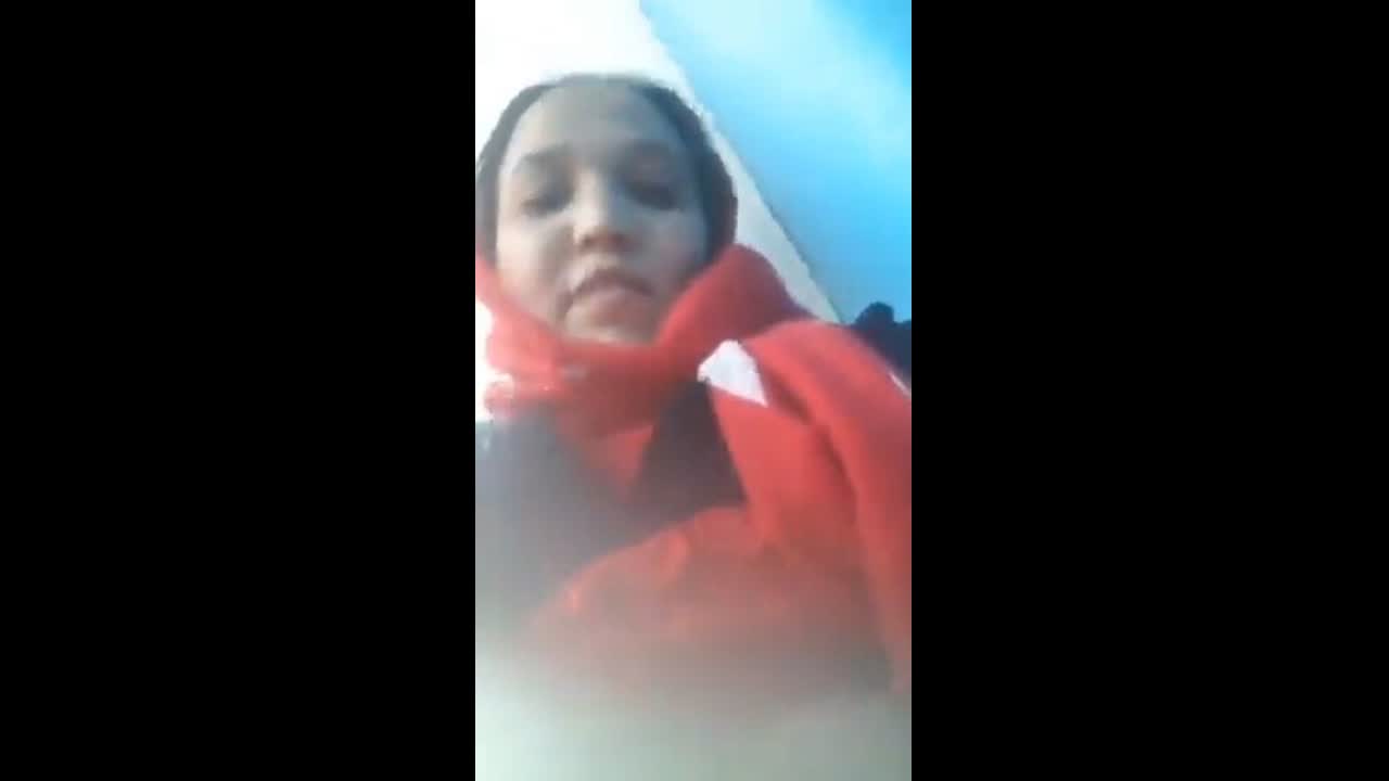 HORNY DESI INDIAN WIFE FINGERING HERSELF