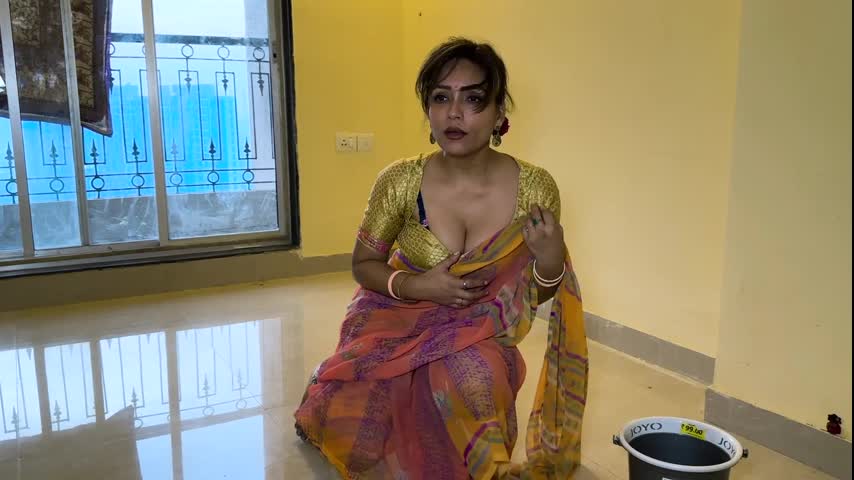 Pokojówka była bardzo piękna, dlatego właściciel zatrudnił ją do pracy.