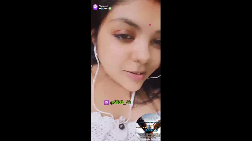 Cute girl in chamet shwo her pussy