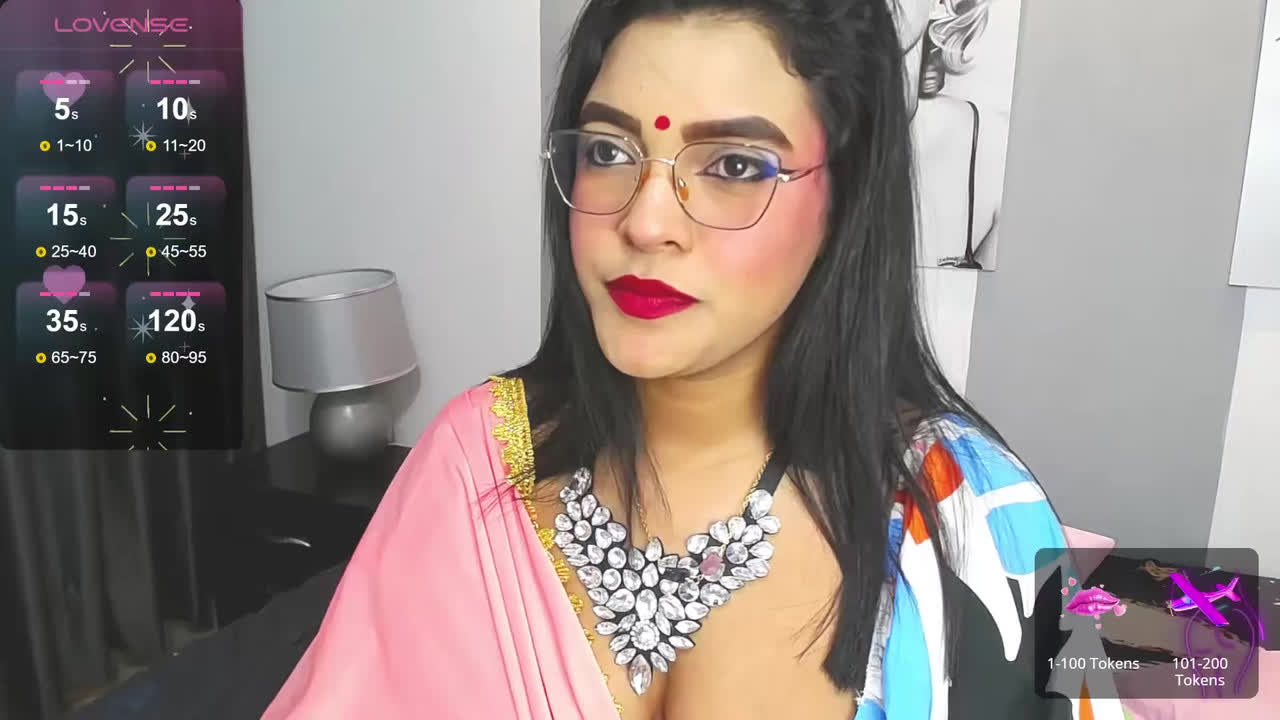 Horny Bhabhi in saree showing her deep cleavage