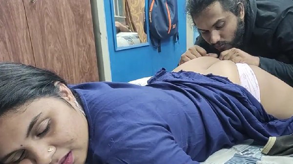 Desi wife ki gaand chaat raha hai husband