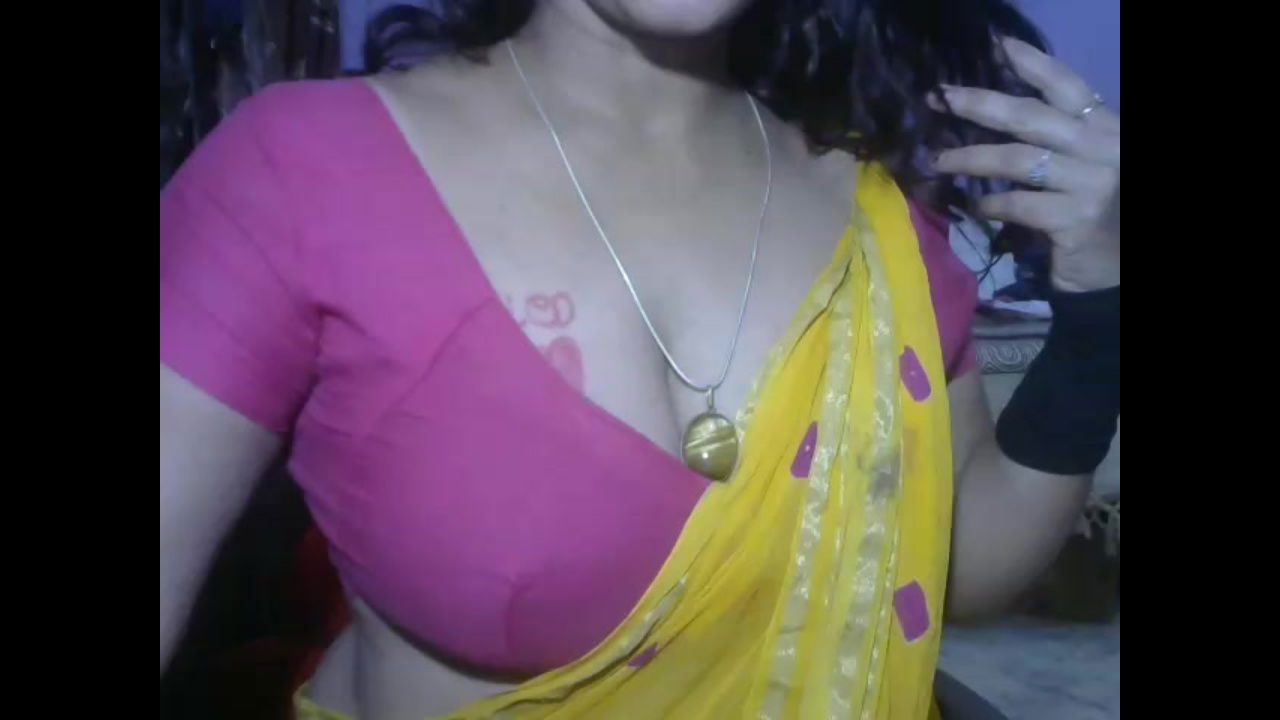 DESI AUNTY IN TRANSPARENT SAREE SHOWING BOOBS