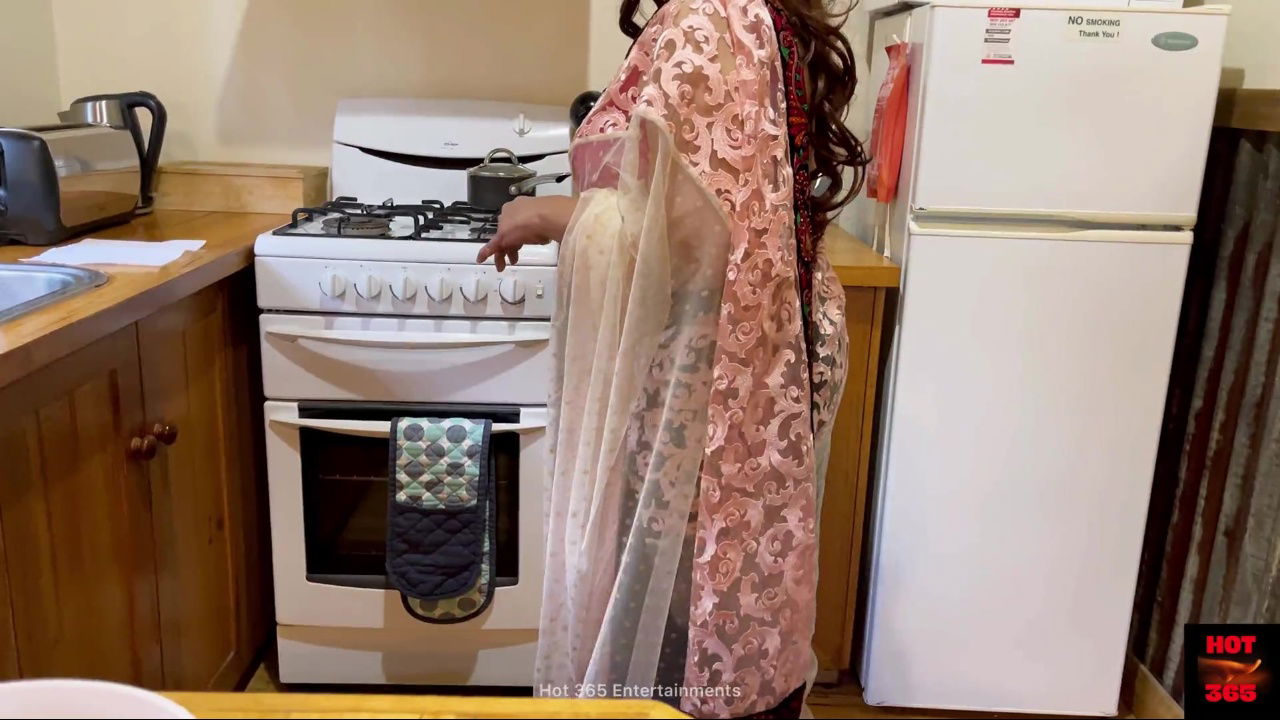 Indian Couple have Loud Soft sex in the Kitchen – Wife Kissed, Saree lifted up, Anal Fuck, Ass Spank