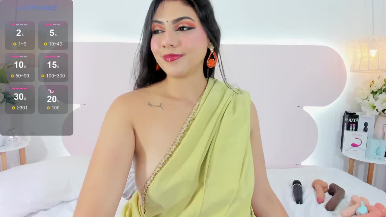 Horny babe in saree without blouse Exposing Boobs