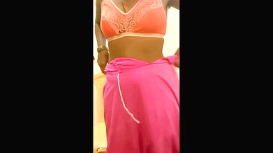 Desi Tamil MILF Renu’s Handjob for Boss Spills Cum on Navel, Nude Bath Cuck Watches! Indianhotwifex