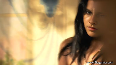 Sexy Indian chick shows off her natural body