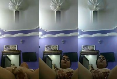 Nude lady from Lahore fingers her pussy in Pakistani xxx MMS