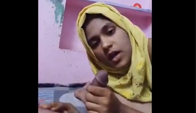 Hijabi bangla girl sucking his bf dick bangla sex video