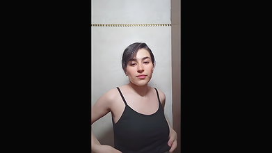 Beautiful Girl Bathing Showing Boobs in Indian Sex MMS